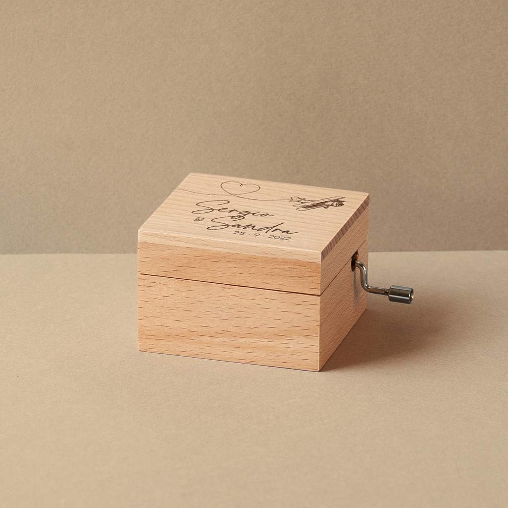 Caja de música pequeña de madera de haya Harold